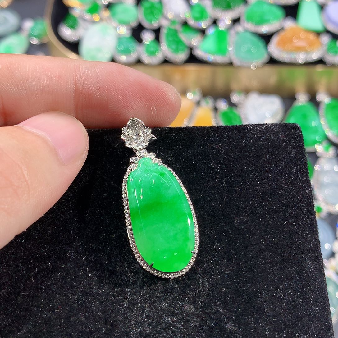 翡翠18K金镶嵌颈饰