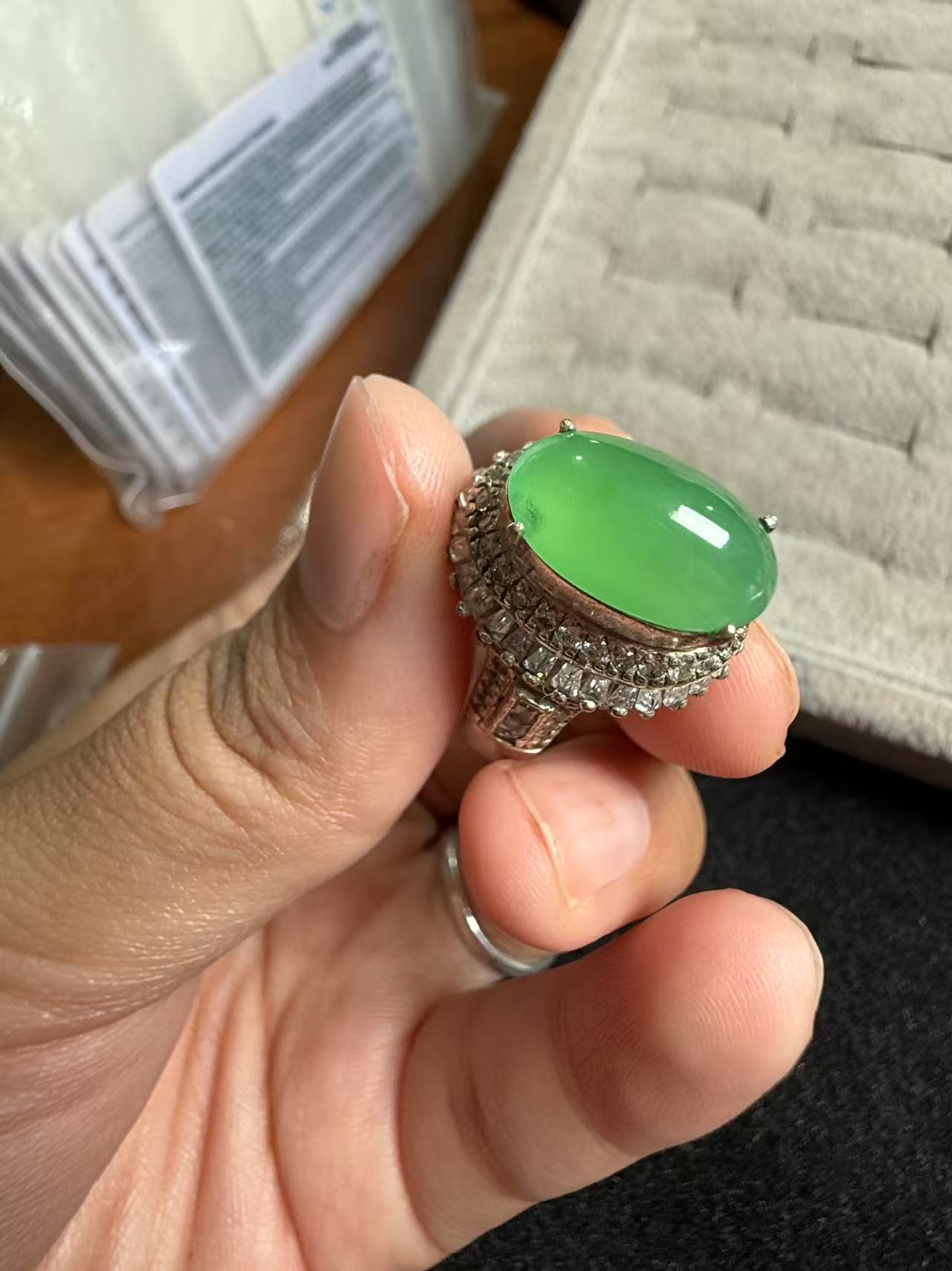 缅甸天然绿蛋面戒指