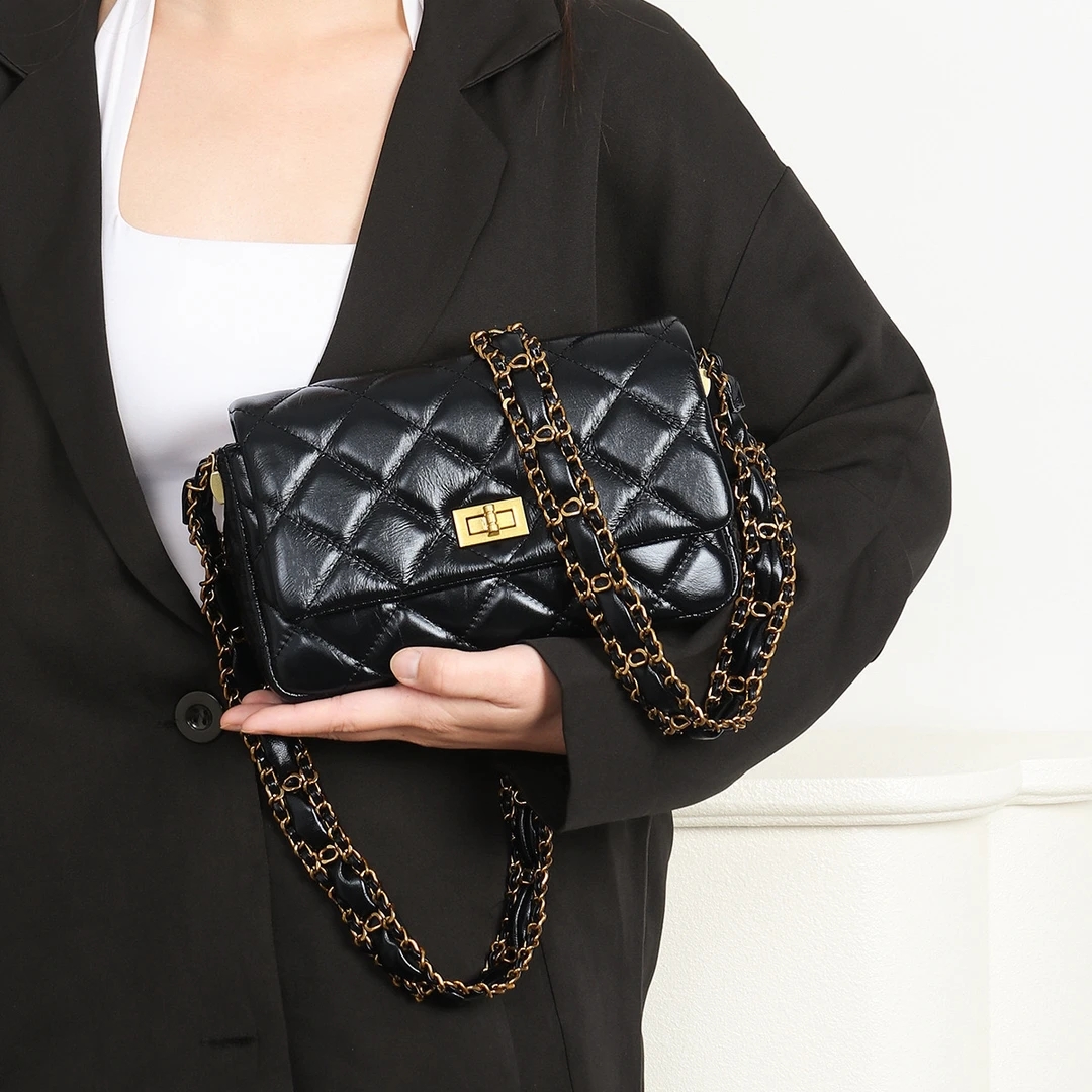 2024年肩带菱格斜挎包女士小众小包包单肩肩包黑色