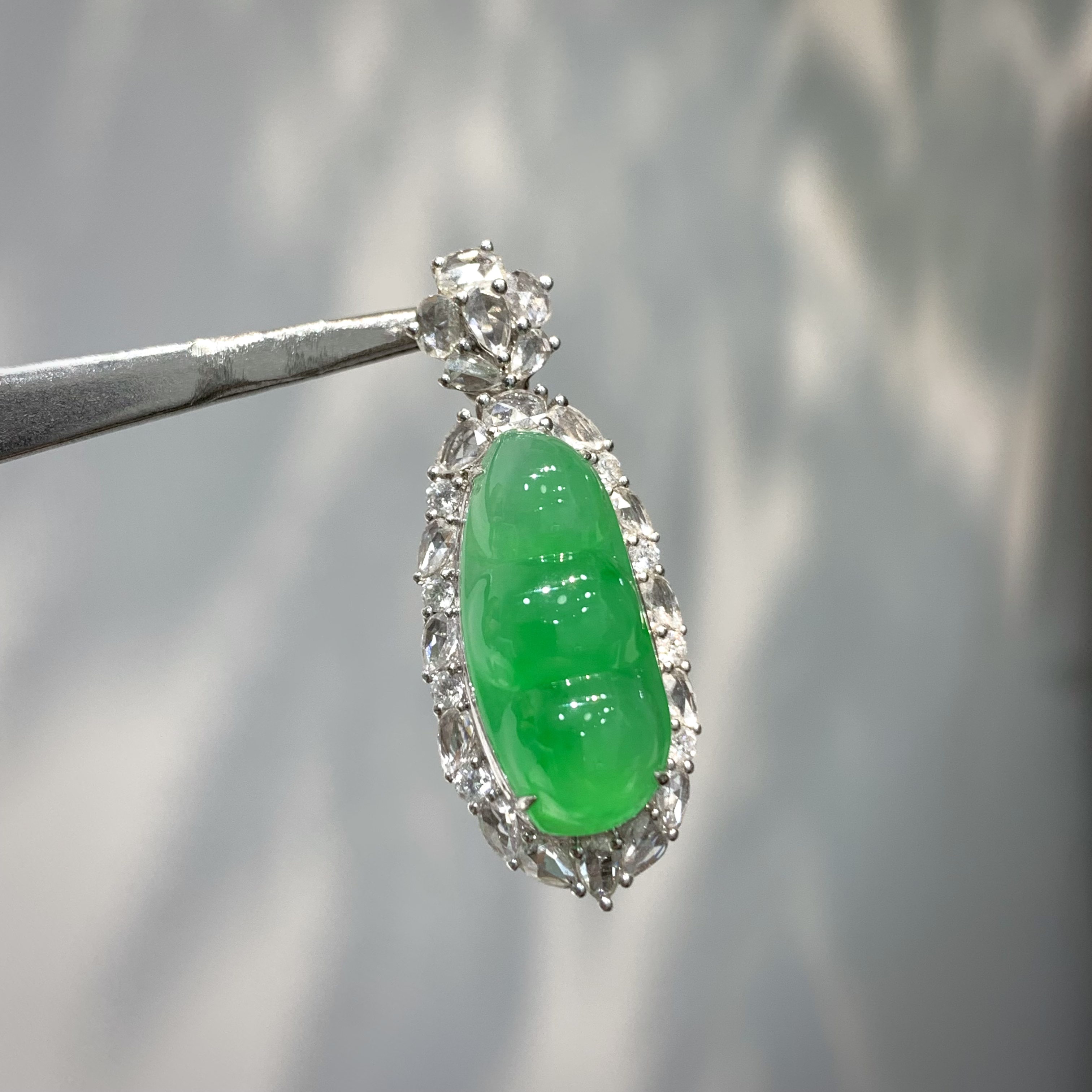 天然翡翠18K金镶嵌高冰阳绿豆子吊坠，精致气质款