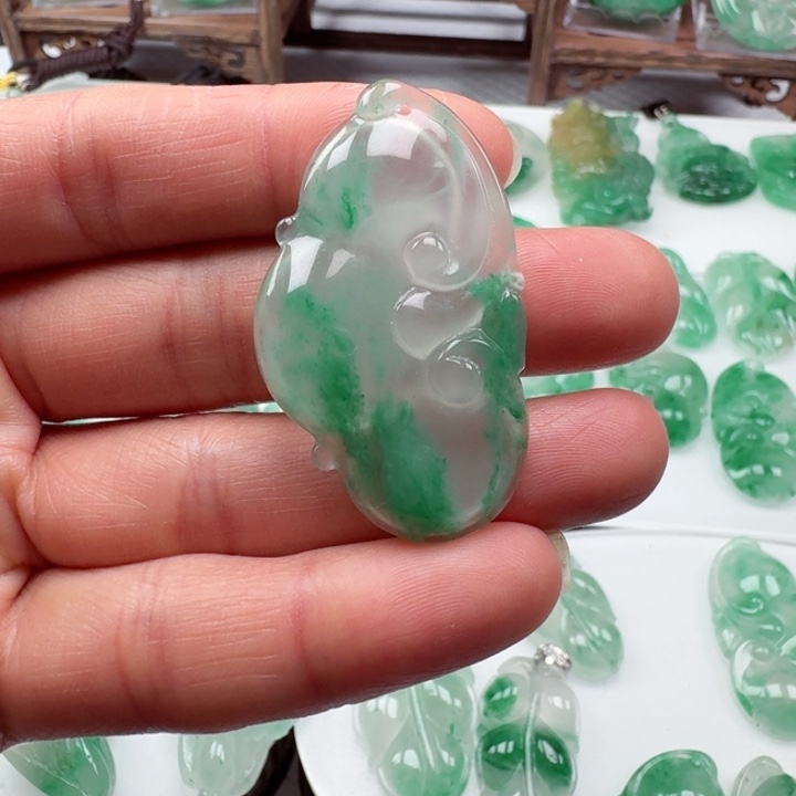 石英质玉颈饰未镶嵌回*