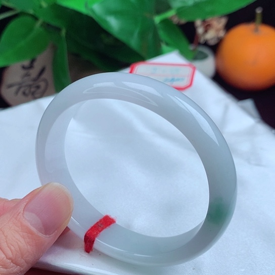 翡翠手镯未镶嵌     贵妃53 白底飘蓝花