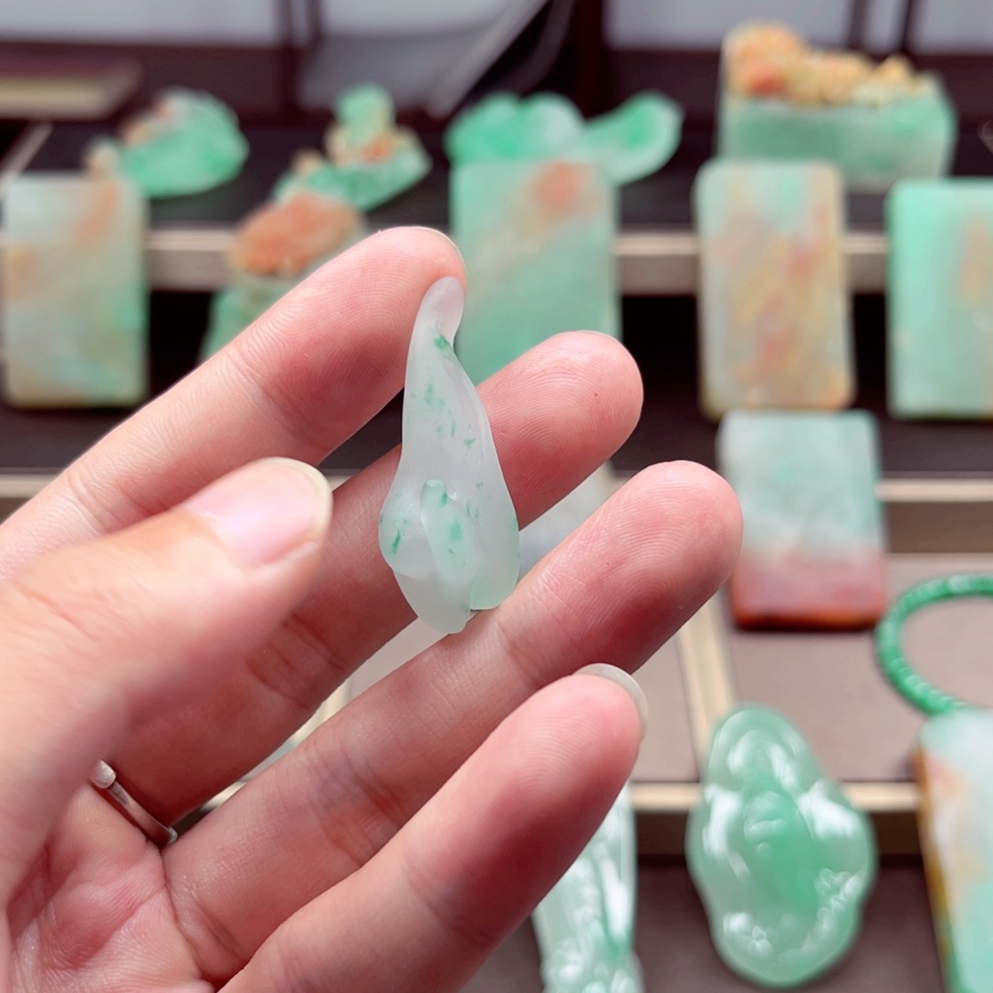 颈饰未镶嵌石英质玉