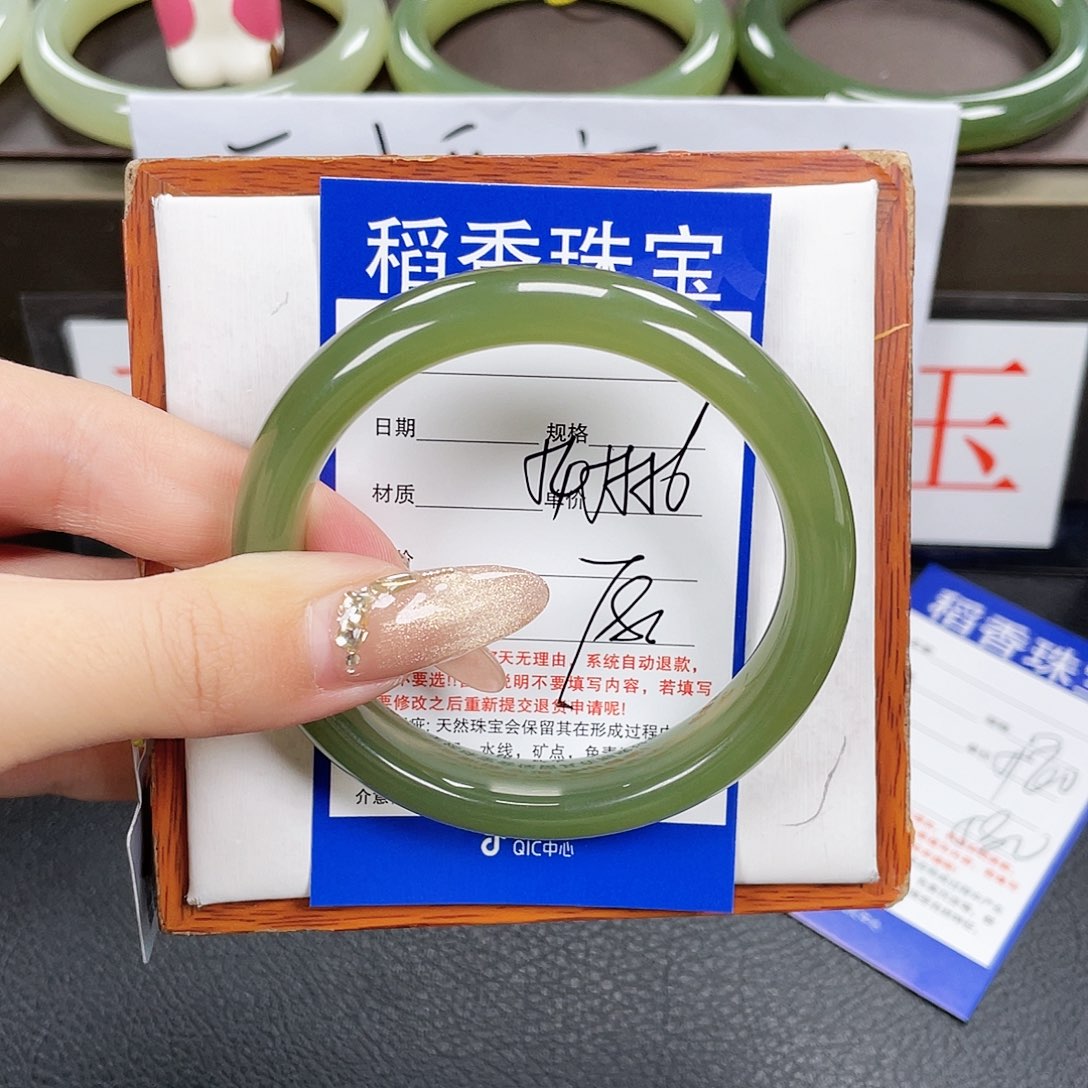 和田玉手镯未镶嵌