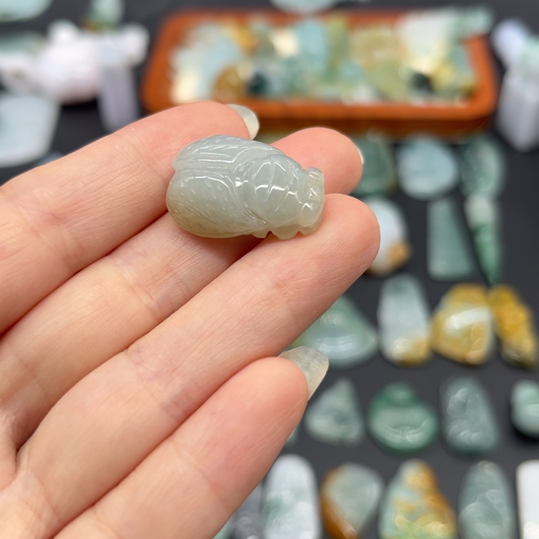 翡翠未镶嵌颈饰蝉