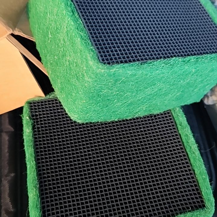 两个绿色黑色方块