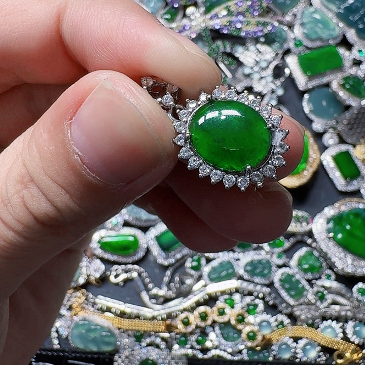 翡翠颈饰未镶嵌天然A货翡翠放漏