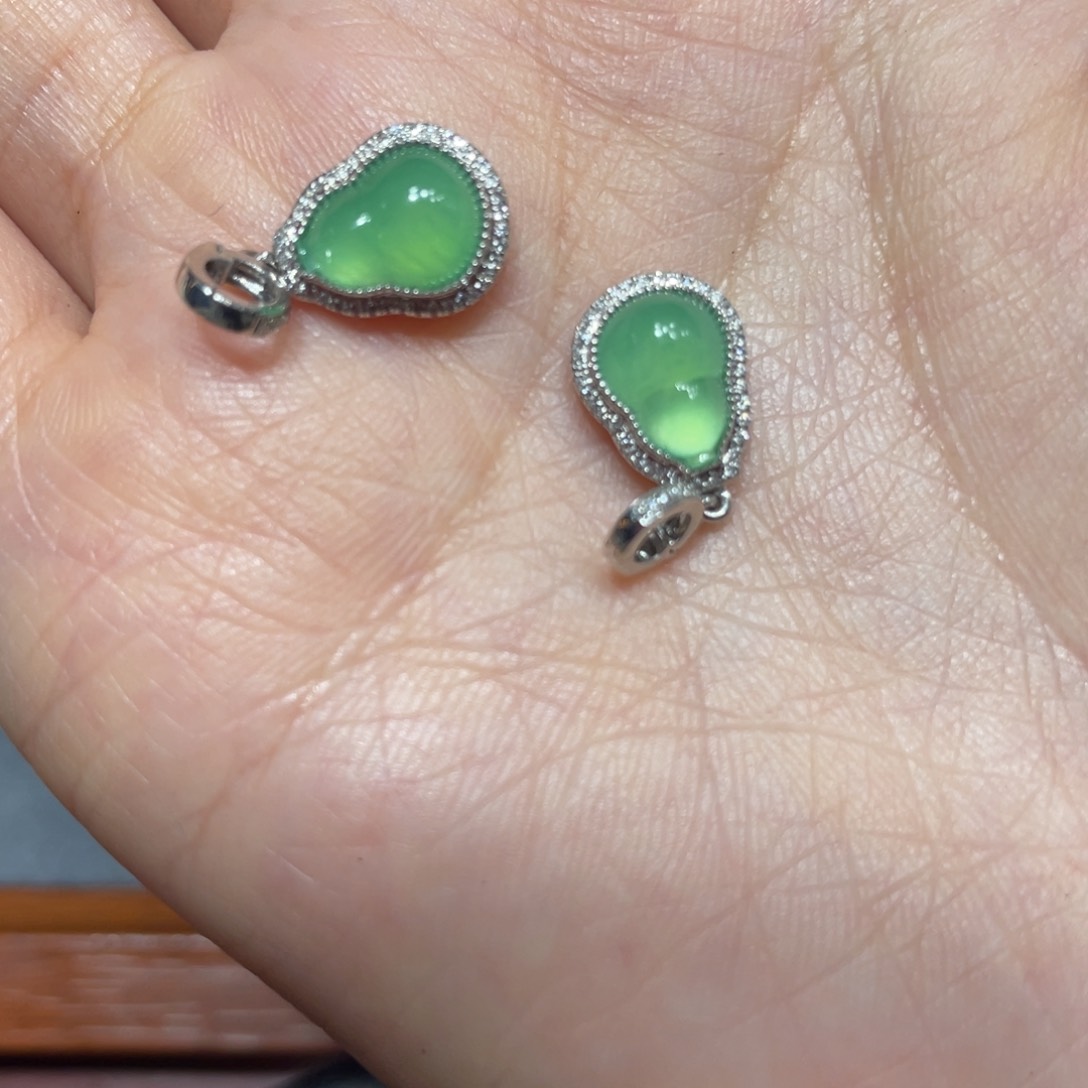 翡翠颈饰18K金镶嵌淡**若天然