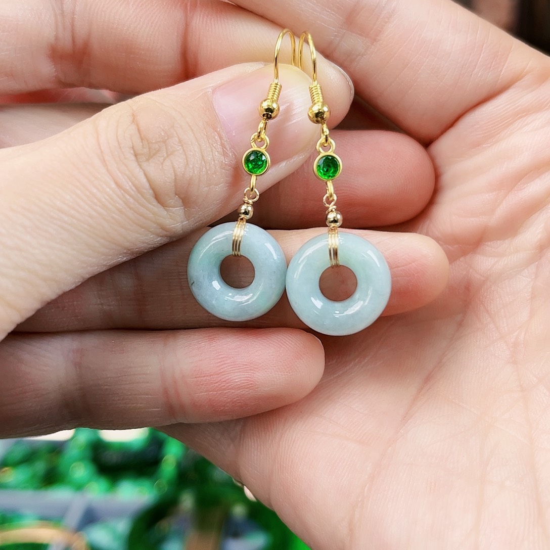 翡翠颈饰未镶嵌耳饰