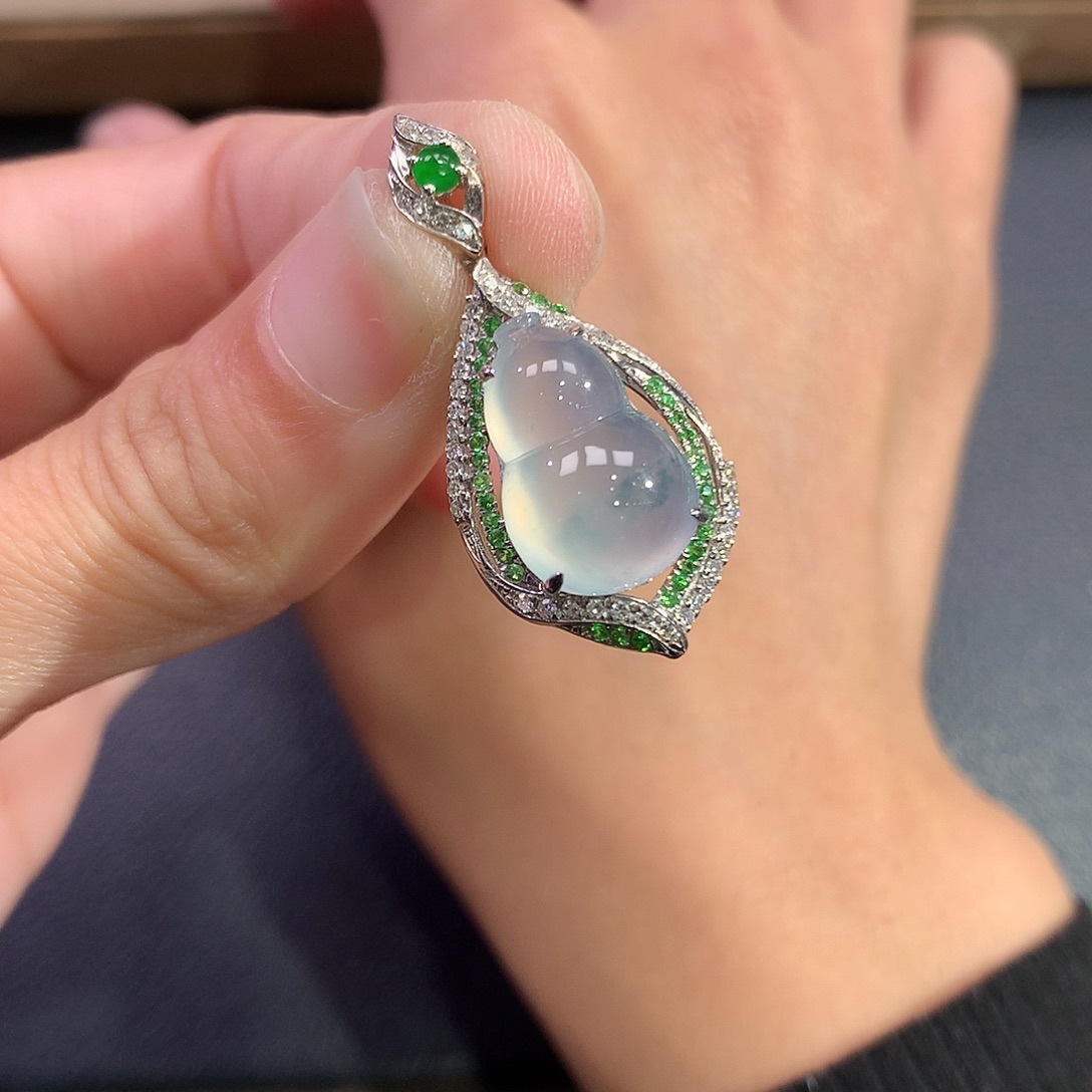 翡翠吊坠(赠链)18K金镶嵌