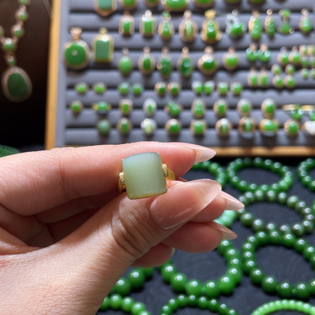 和田玉戒指18K金镶嵌粉青