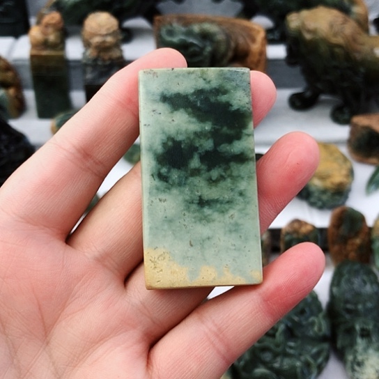 未镶嵌岫岩河磨玉（透闪石质玉）挂件