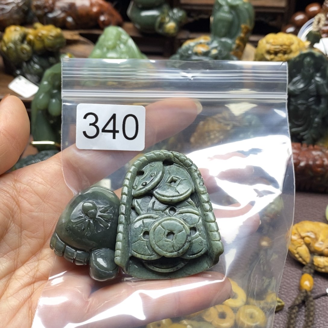 未镶嵌岫岩河磨玉（透闪石质玉）把件握**沙