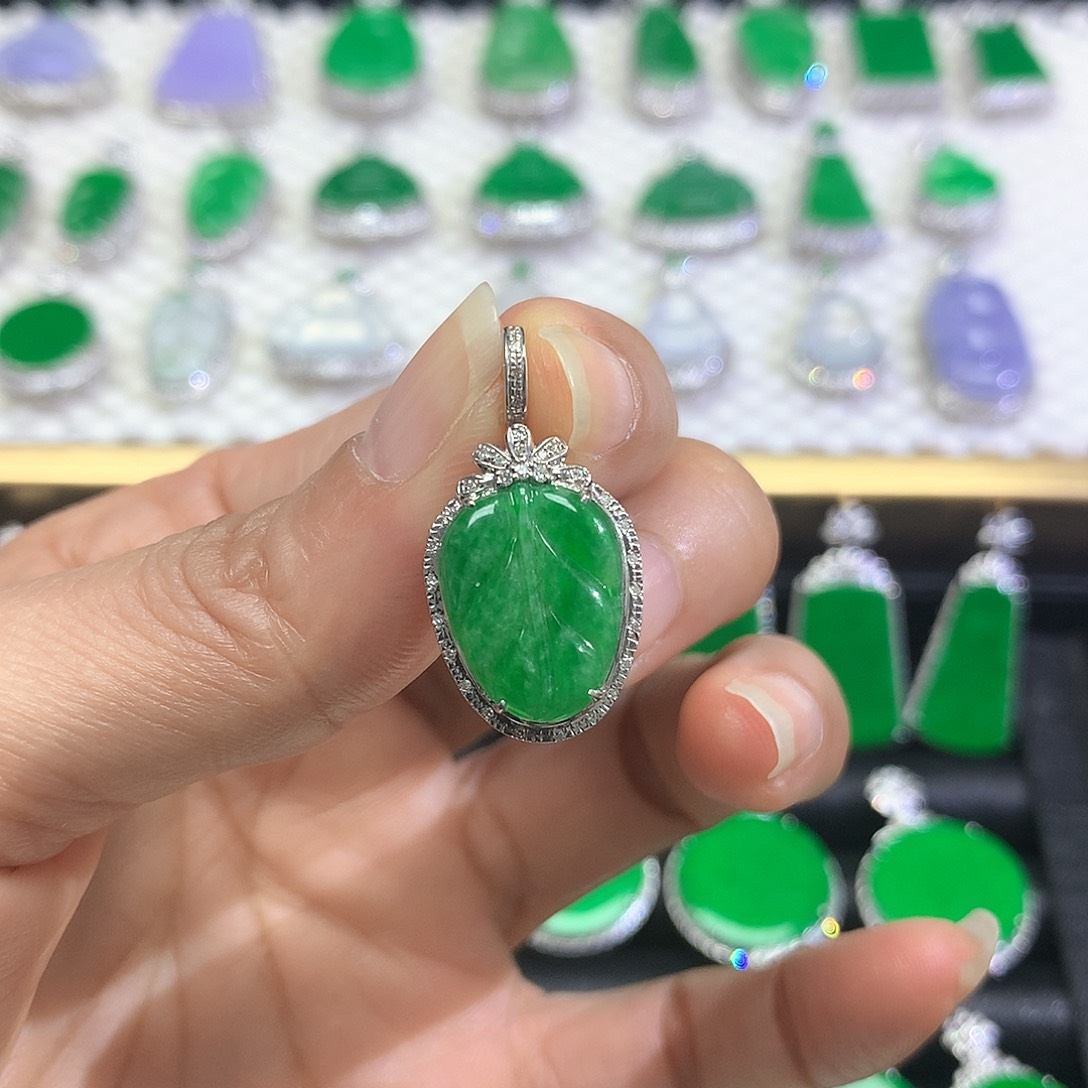 颈饰18K金镶嵌翡翠