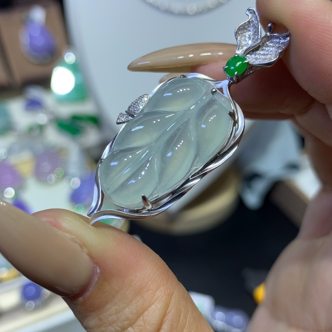 翡翠18K金镶嵌颈饰