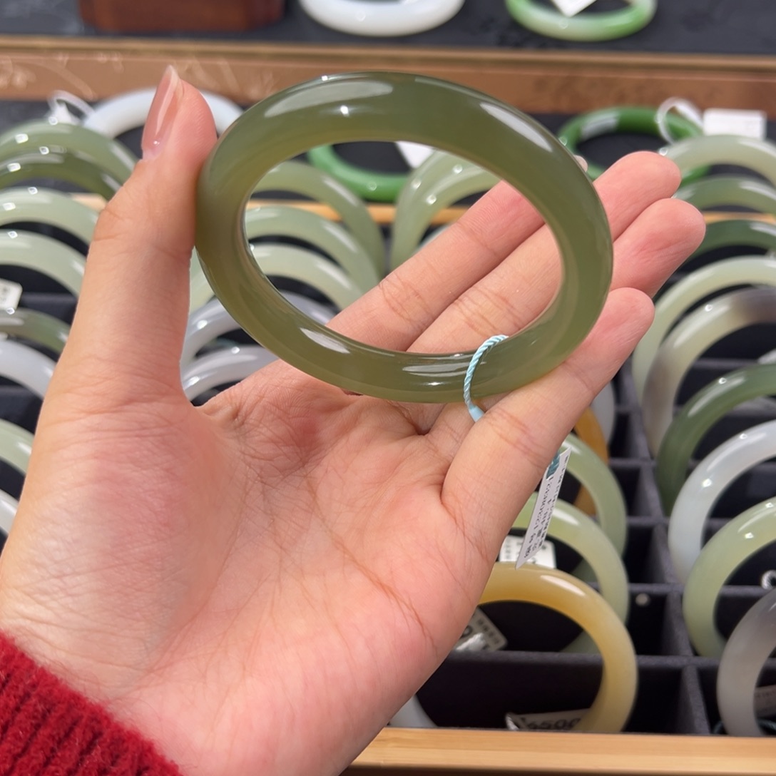 和田玉未镶嵌手镯