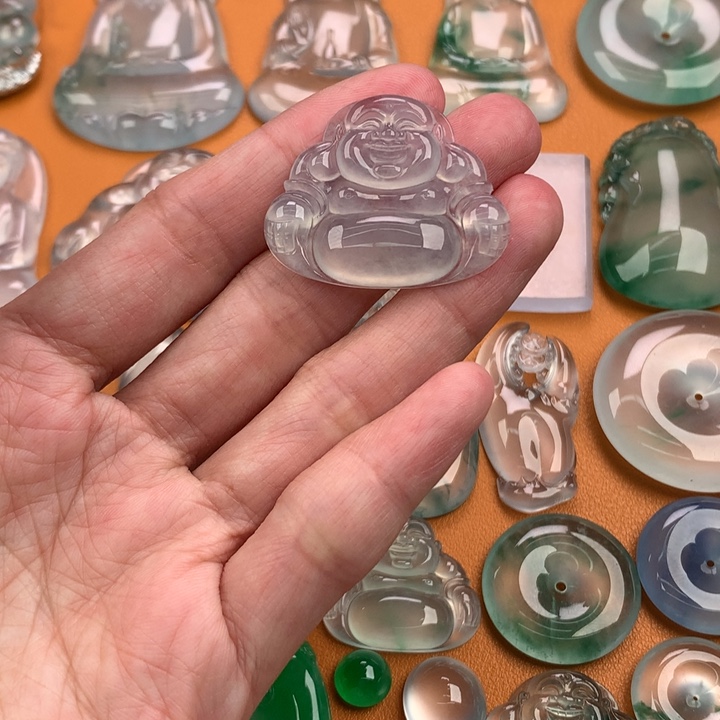 翡翠挂件未镶嵌…..