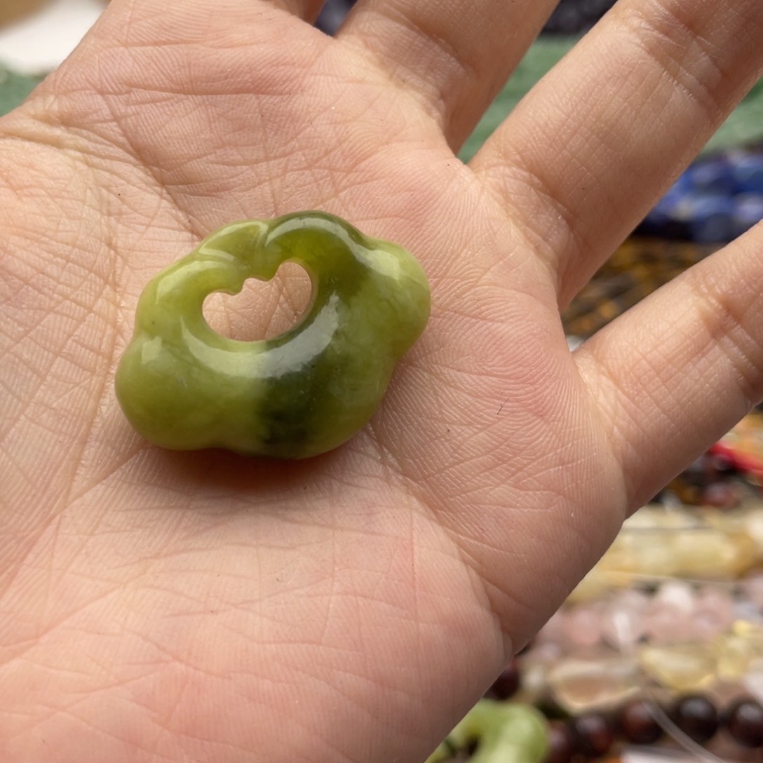 玛瑙/玉髓合金珠宝半成品一个装岫玉祥云锁牌