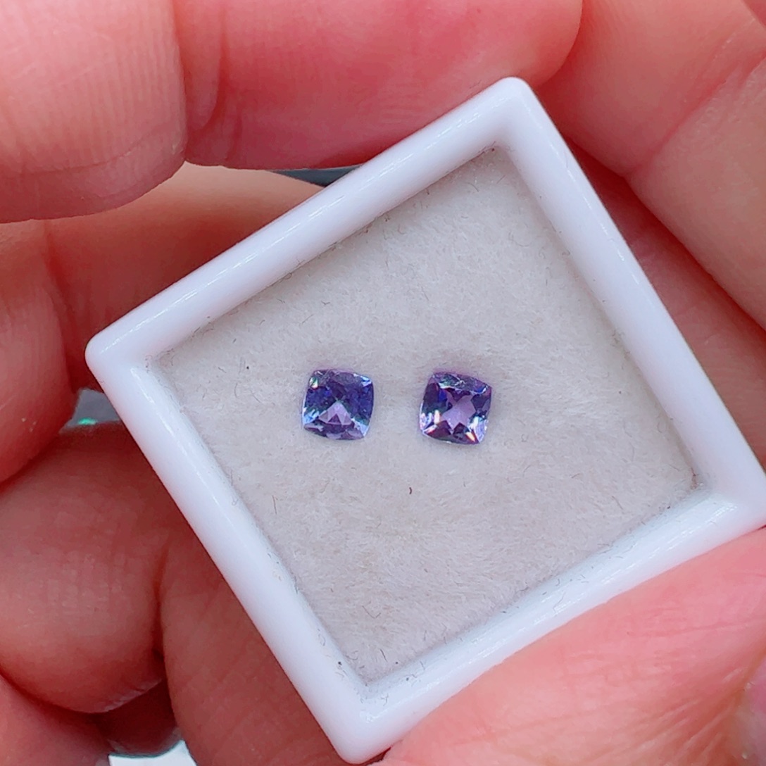 方4裸石2颗坦桑石未镶嵌