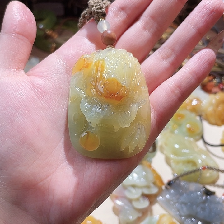 未镶嵌蛇纹石玉颈饰依**桐