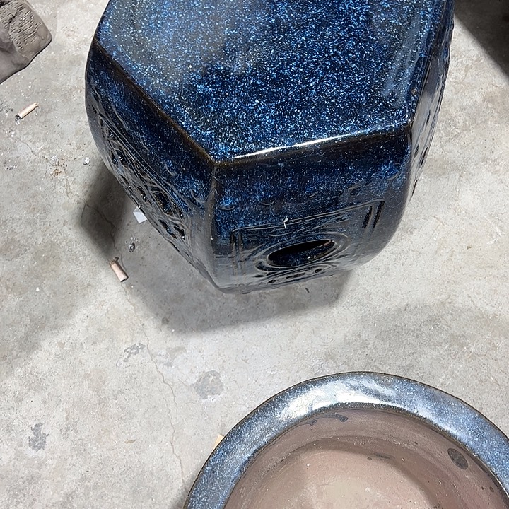 用***7品相如图，陶瓷制品