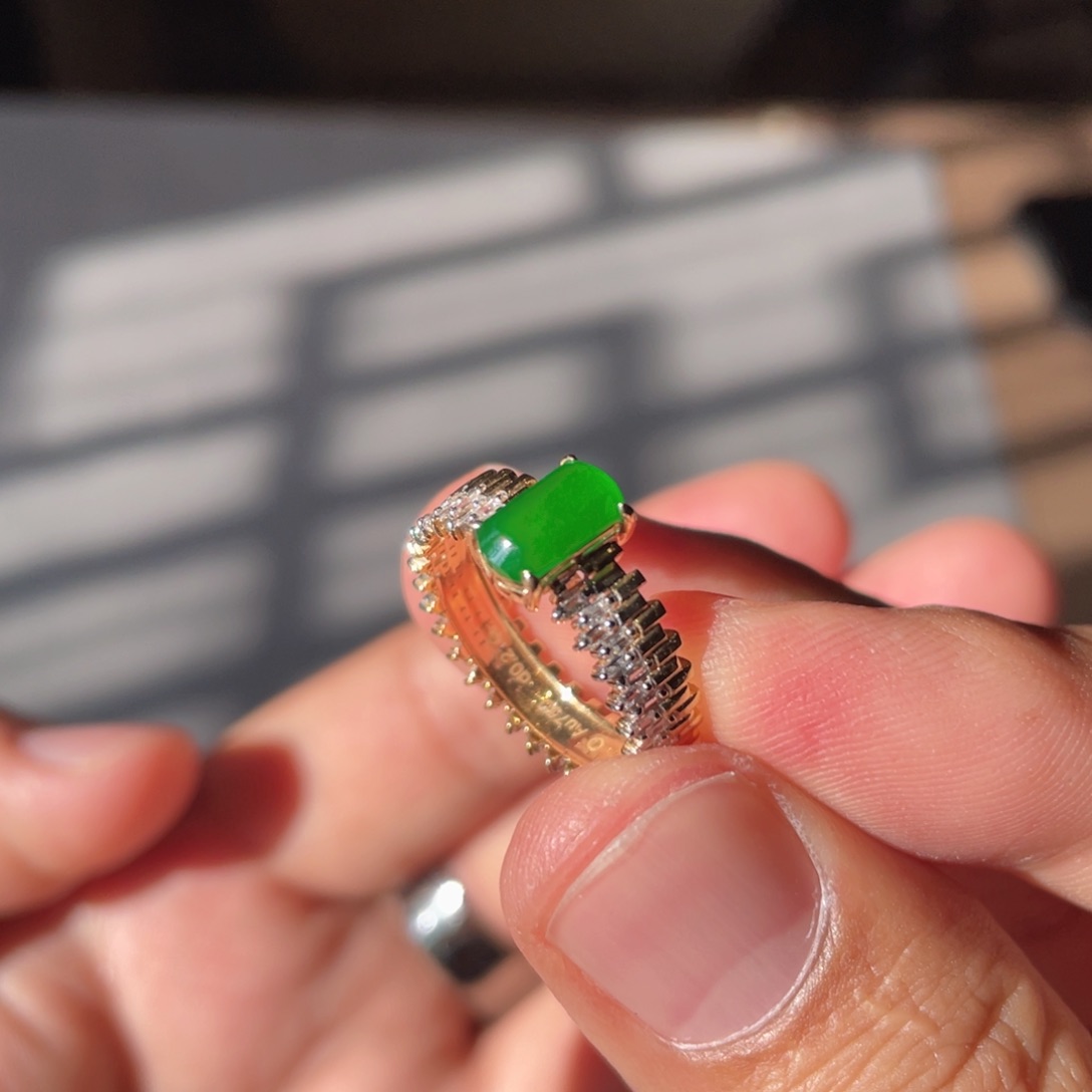 翡翠戒指18K金镶嵌M**O高冰正阳绿戒指