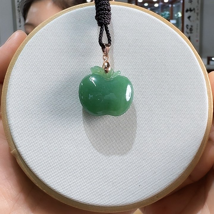 用***2密玉（石英质玉）未镶嵌颈饰