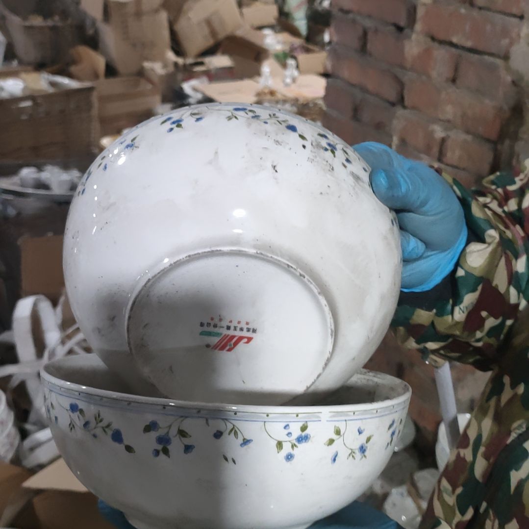 摆件盘子碗茶壶啥都有