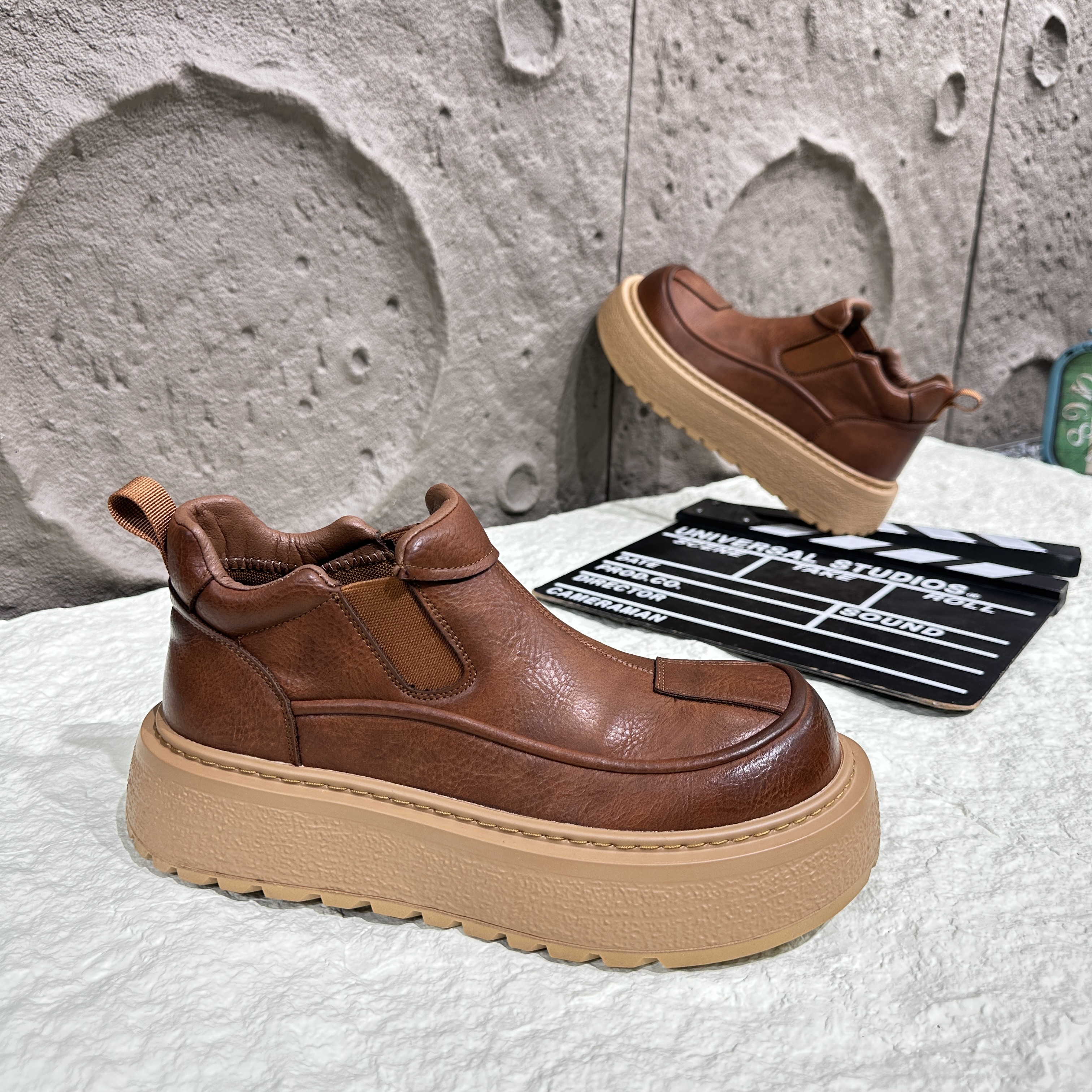 2025轻奢单棉同款男鞋民族风保暖素面增高时尚马丁靴休闲英伦冬季