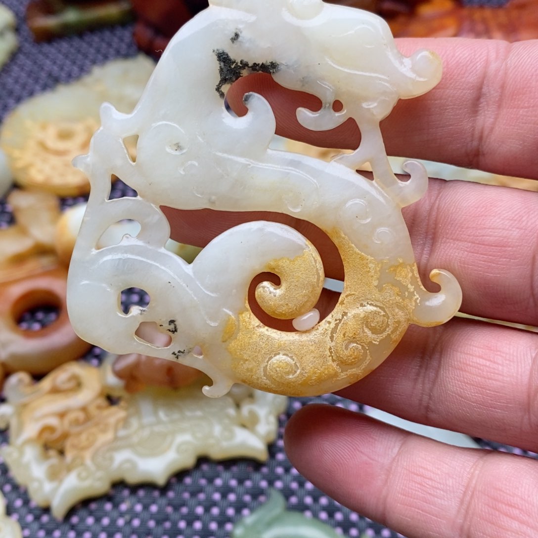 蛇纹石玉颈饰未镶嵌