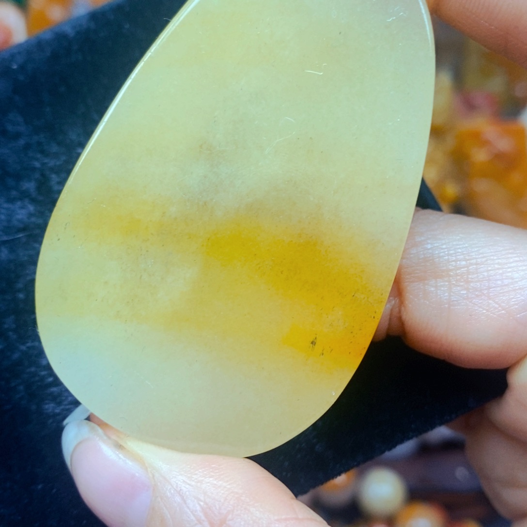 未镶嵌石英质玉（黄龙玉）颈饰