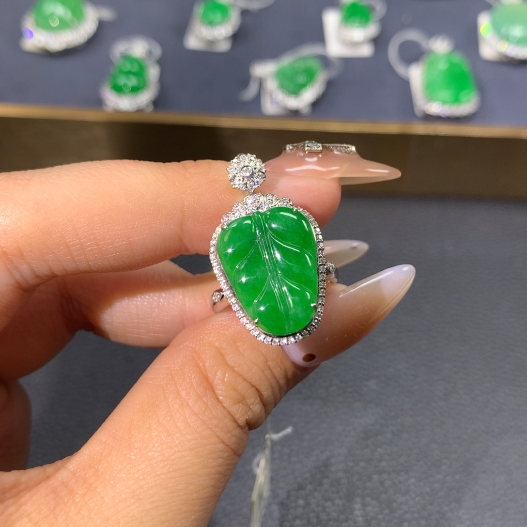 翡翠戒指18K金镶嵌翡翠