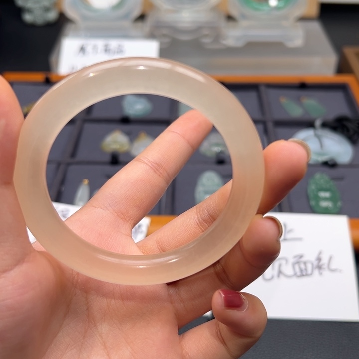 百***儿翡翠未镶嵌颈饰挂件