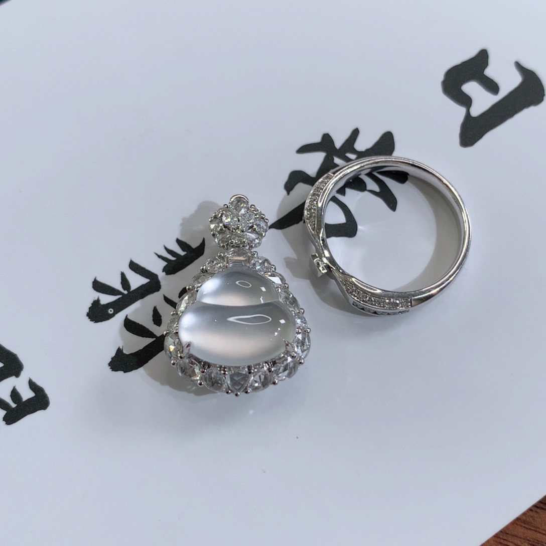 颈饰18K金镶嵌翡翠戒指吊坠两用