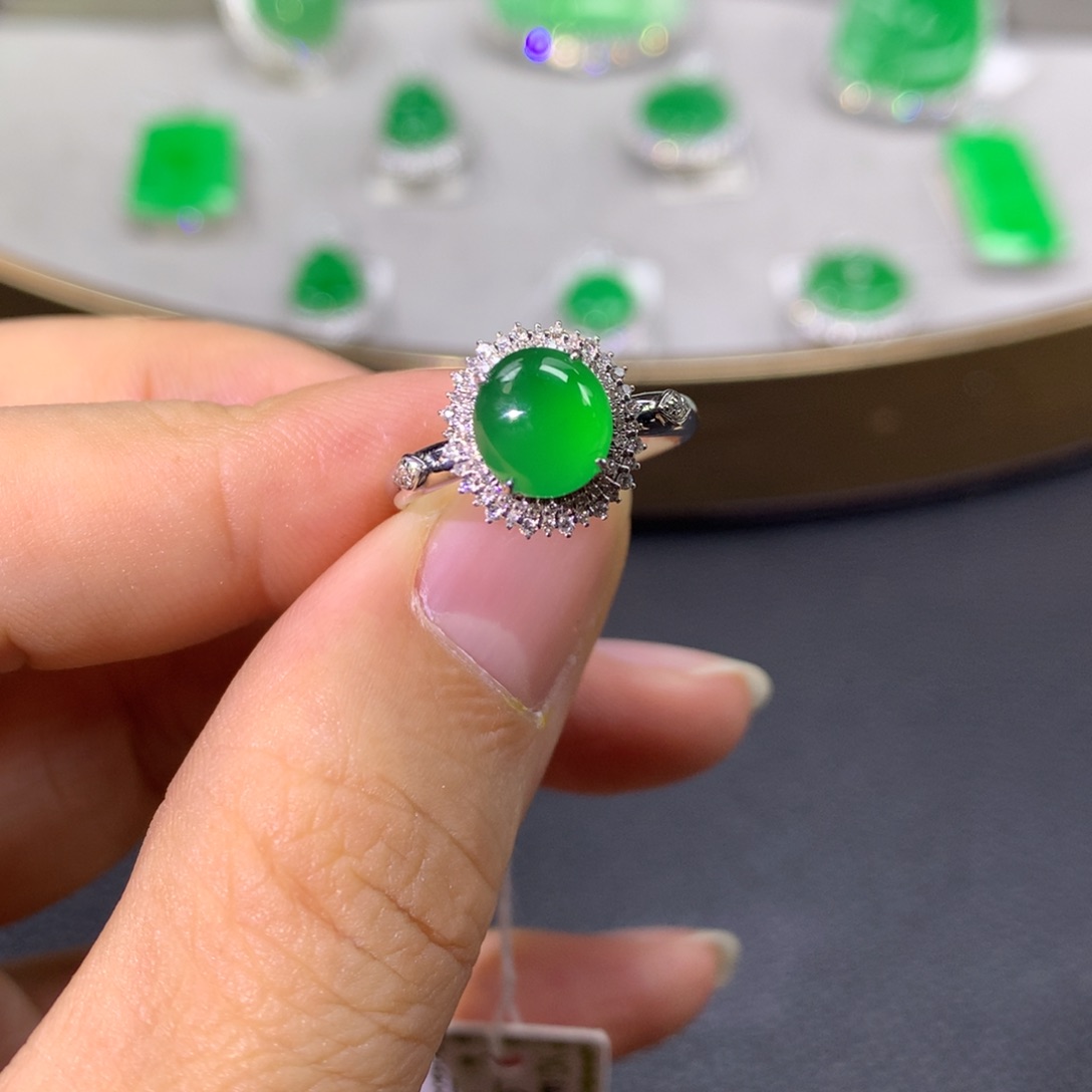 翡翠戒指18K金镶嵌翡翠