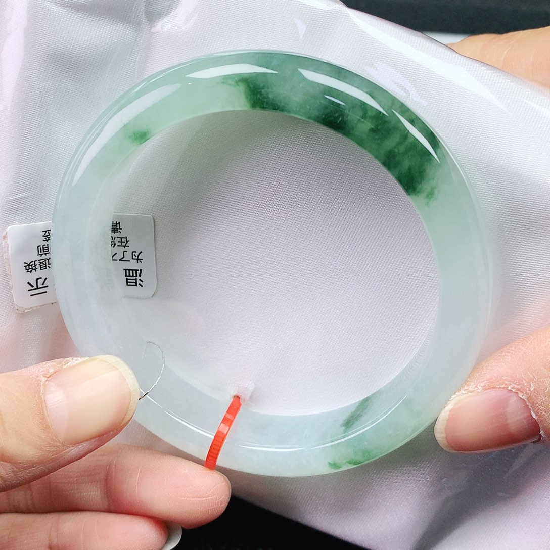 翡翠手镯未镶嵌57圈 