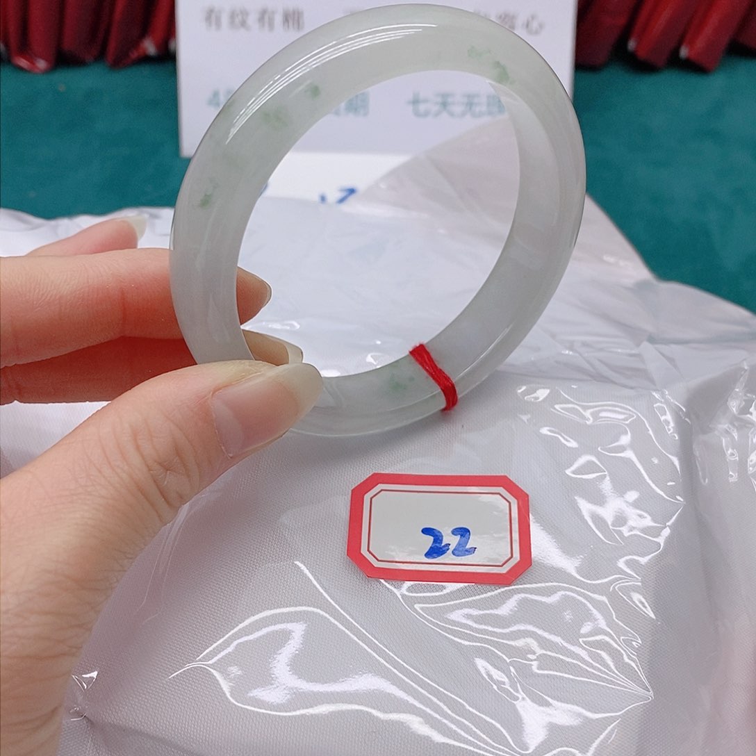 翡翠手镯未镶嵌?*子2222222222