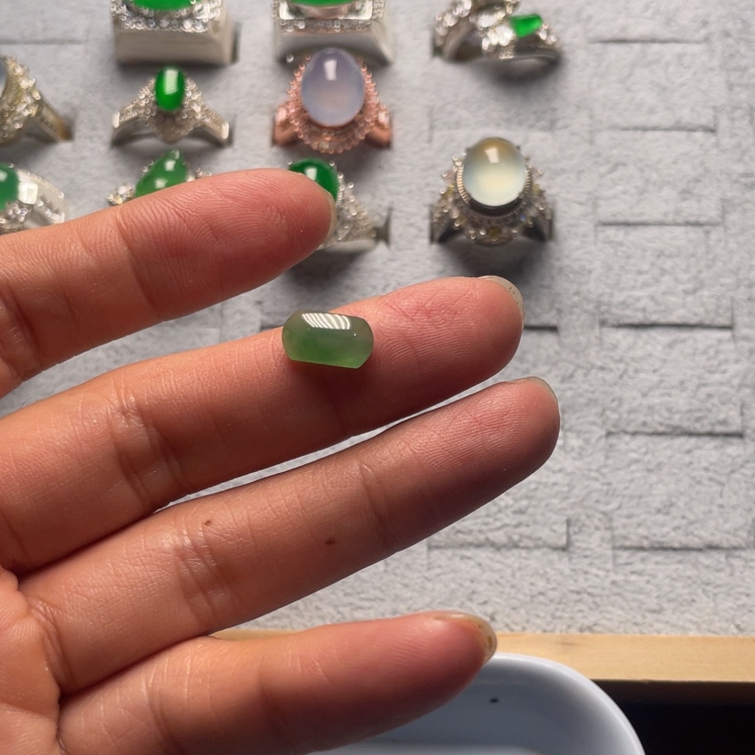 翡翠裸石马鞍戒面