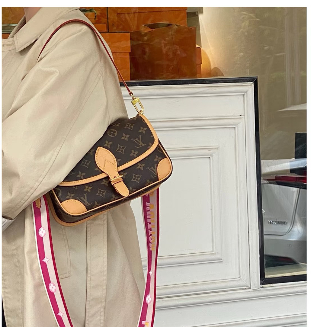 95新 LouisVuitton/路易威登 新款法棍单肩包全原芯片款粉色肩带