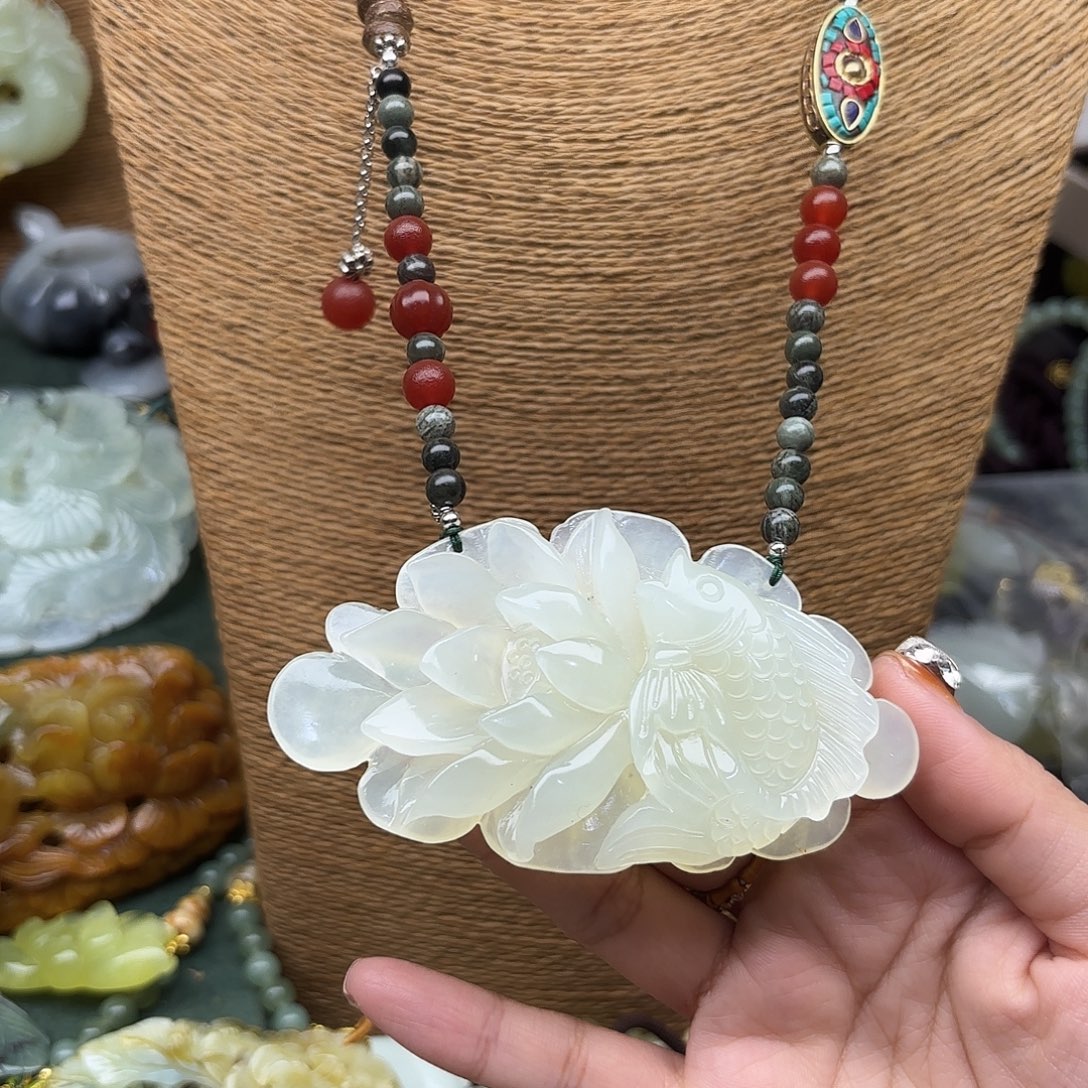 蛇纹石玉未镶嵌颈饰