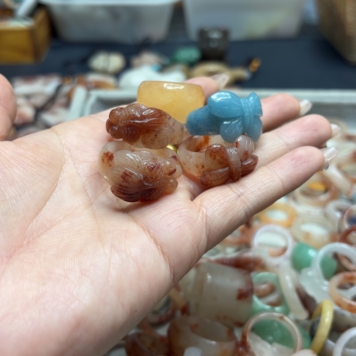 贵***涵石英质玉未镶嵌手镯