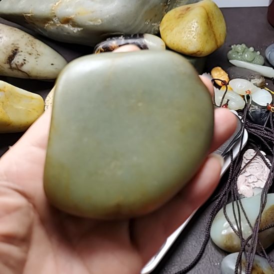 和田玉未镶嵌把件