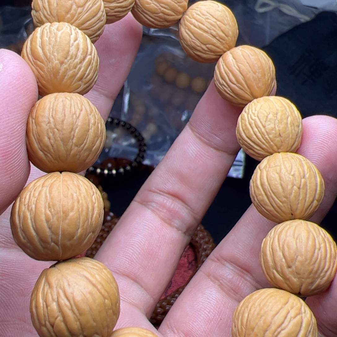 米***生吊坠猴头核桃那里