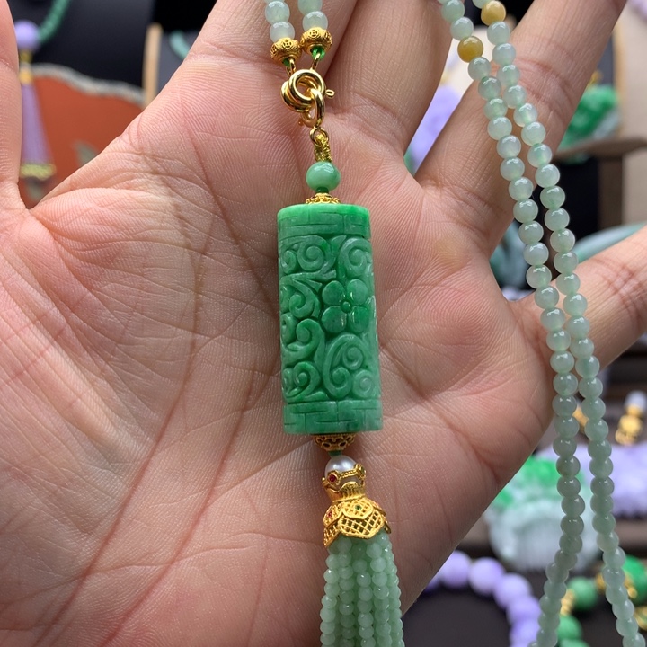 翡翠未镶嵌吊坠(赠链)