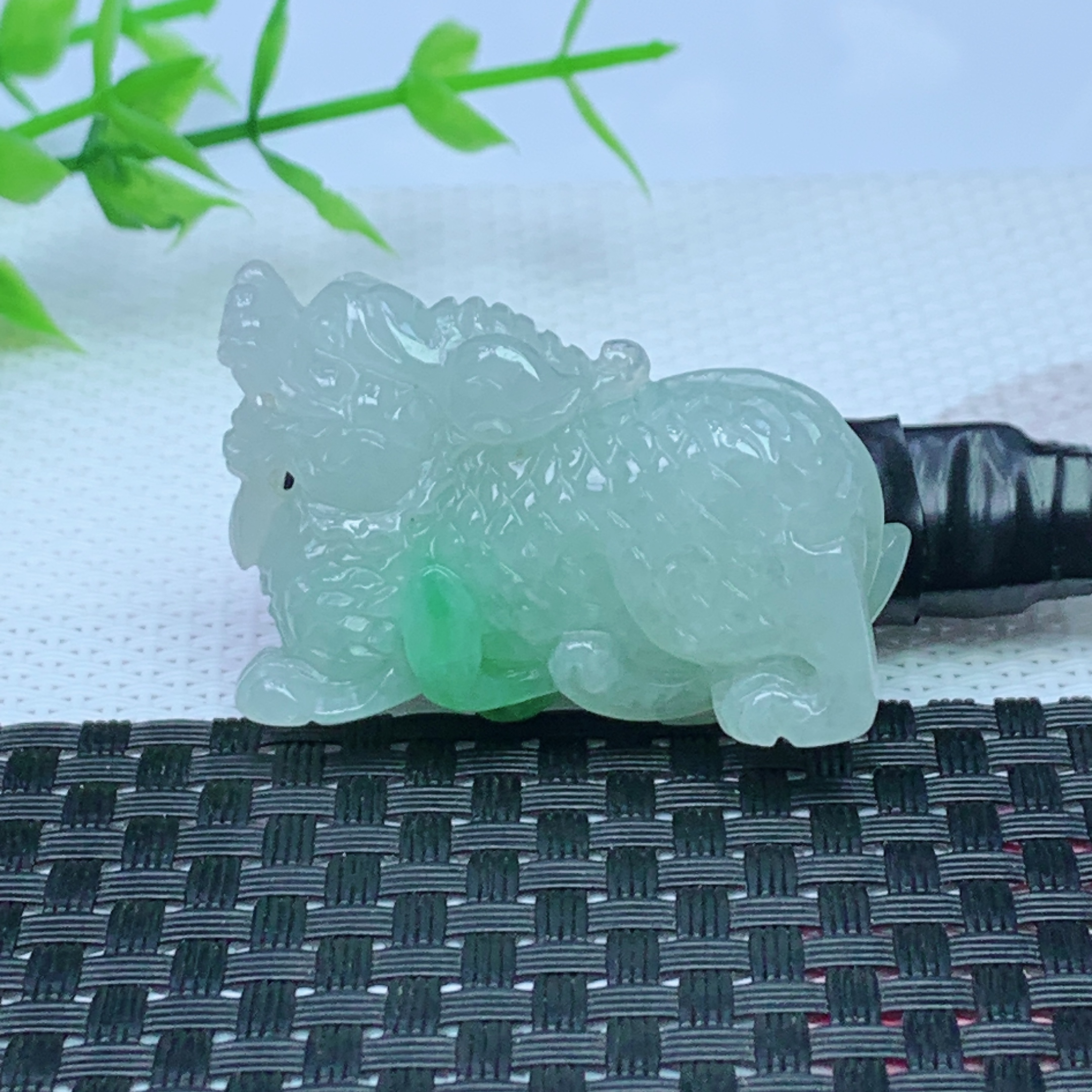 缅甸天然A货翡翠 飘绿立体麒麟吊坠 尺寸；42*28*11.3mm