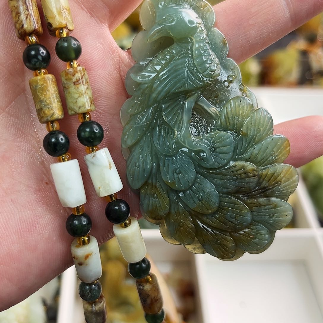 蛇纹石玉颈饰未镶嵌