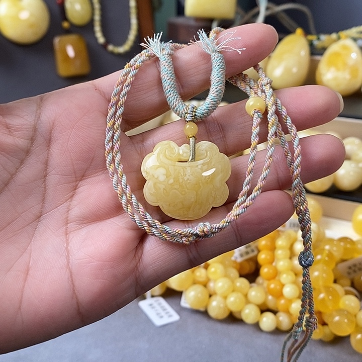 琥珀未镶嵌裸石吊坠