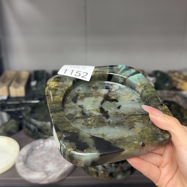 X1152.               烟缸