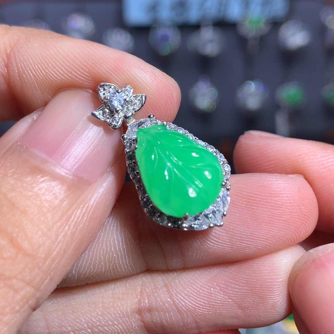 翡翠颈饰银S925镶嵌叶子吊坠