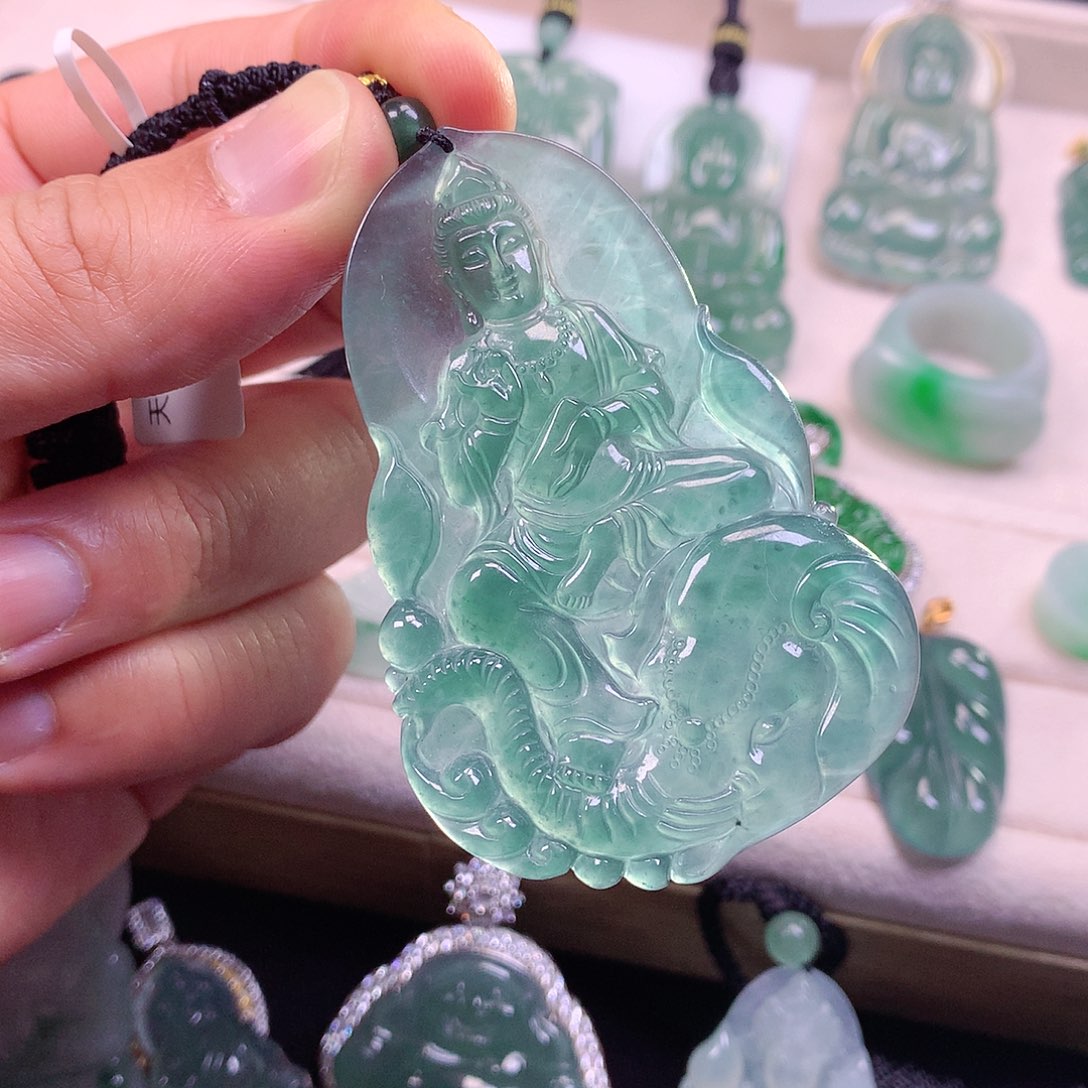 翡翠颈饰未镶嵌翡翠